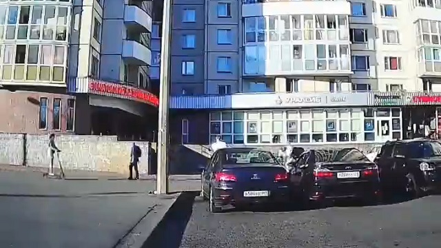 [動画0:22] 女性が乗る電動キックボード、正面衝突して入院