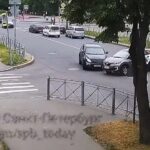 [動画0:49] 女性ドライバー、優先道路を横断しようとして電柱に衝突