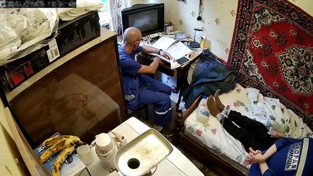 [動画2:59] ロシアの救急隊員、手癖が悪そう・・・