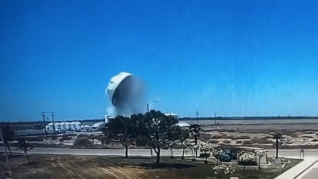 [動画0:20] 浄水場のタンク、大爆発を起こす