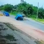 [動画0:24] トラックが横転！投げ出された女性ドライバーが話題に