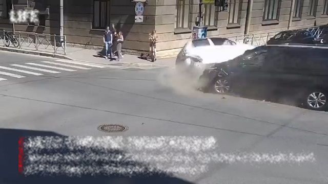 [動画0:26] 交差点で激しく衝突！横転した車が歩道に突っ込む・・・