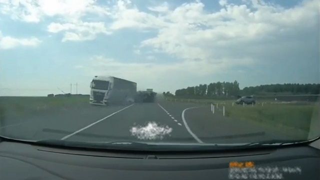 [動画0:45] センターラインを越えた車、トラックと正面衝突して炎上