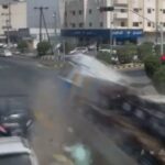 [動画0:44] 猛スピードのトラックが交差点に突っ込む…！カメラに映った悲惨な事故