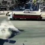 [動画0:18] トラクターと乗用車が衝突！4人が負傷する事故に・・・