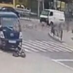 [動画1:14] 横断歩道を渡る女性、トラックに轢かれる