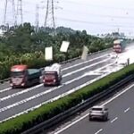 [動画0:55] 輸送トラックがやらかす、高速道路に次々とボードが飛んでいく
