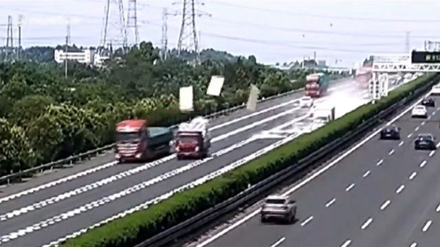 [動画0:55] 輸送トラックがやらかす、高速道路に次々とボードが飛んでいく