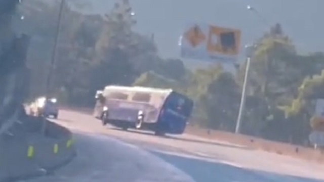 [動画0:05] フットサルチームを乗せたバス、横転する