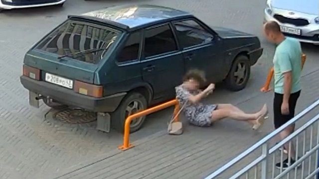 [動画0:30] ロシア人の男、路上で女性をノックアウト