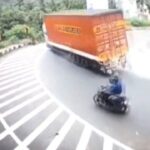 [動画2:42] 大型トラック、曲がり切れずに道路から転落
