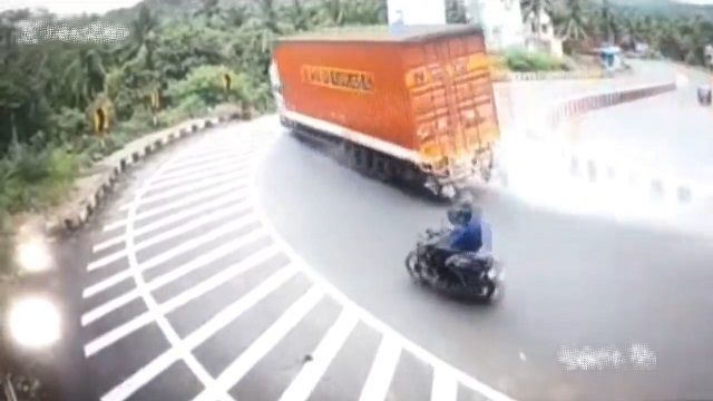 [動画2:42] 大型トラック、曲がり切れずに道路から転落
