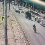 [動画0:34] 女性ドライバー、右側の車線から突然左折→バイクが衝突