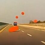 [動画0:34] 高速道路を走行するトラック、次々とテーブルを落としていく