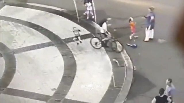 [動画0:12] 公園を走り抜ける自転車、子供をひき逃げ