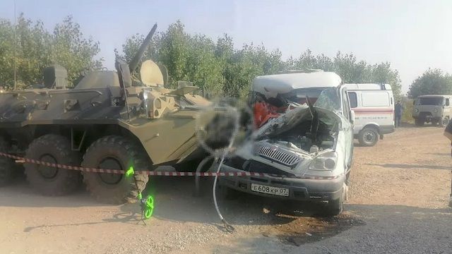 [動画0:11] ロシア、装甲車とミニバスが衝突する事故