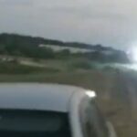 [動画0:13] モーターハンググライダー、電線に当たって墜落