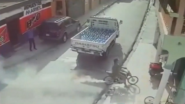 [動画0:27] バイクで入店、カウンターに突っ込む男