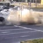 [動画0:13] 赤信号に突っ込む車、激しく事故
