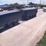 [動画3:08] 猛スピードのトラックがトレーラーに追突、救助は難航