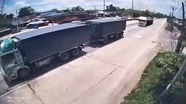 [動画3:08] 猛スピードのトラックがトレーラーに追突、救助は難航