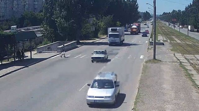 [動画0:23] 横断歩道でトラックが停止した結果