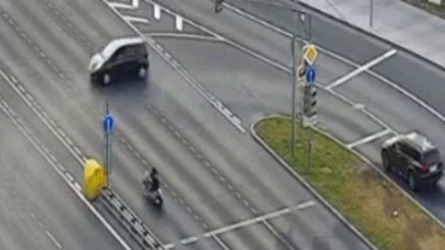 [動画0:13] 信号無視の車にバイクが衝突、悲惨な事故の瞬間