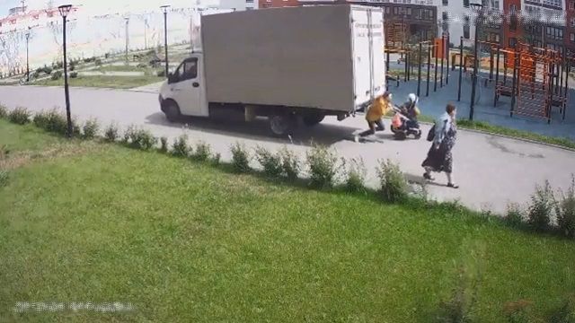 [動画0:07] 勢いよくバックするトラック、親子３人が轢かれる瞬間映像
