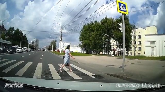 [動画0:37] サイクリストさん、信号を無視して女性を倒す