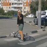 [動画0:31] 女性サイクリスト、当て逃げ犯に激怒