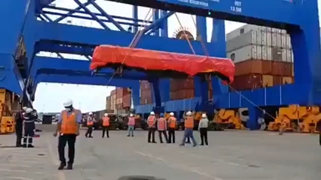 [動画0:29] 作業員が見守る中、吊り上げていた機関車が落下
