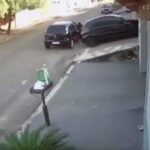[動画0:34] 路駐した車にガレージから出てきた車が衝突、コントみたいな結果にｗｗｗ