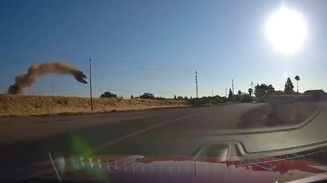 [動画2:14] まるで映画！すごいジャンプを見せる女性ドライバー