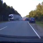 [動画0:37] 居眠り運転、トラックと激しく衝突