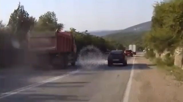 [動画2:47] ダンプトラックが暴走！家族４人が犠牲に・・・