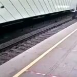 [動画0:33] 地下鉄に飛び込む人影！予想外の結果に驚愕