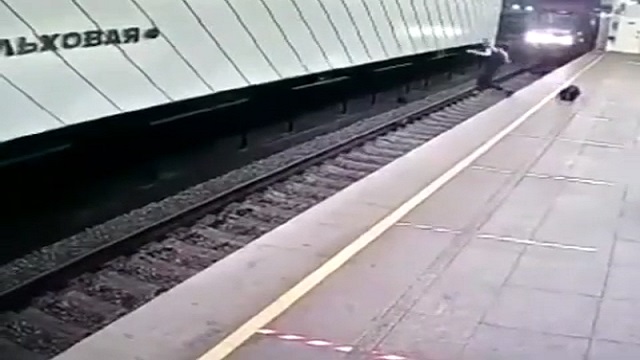 [動画0:33] 地下鉄に飛び込む人影！予想外の結果に驚愕