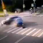 [動画0:16] 女性ドライバー、左折禁止を無視して対向車と衝突
