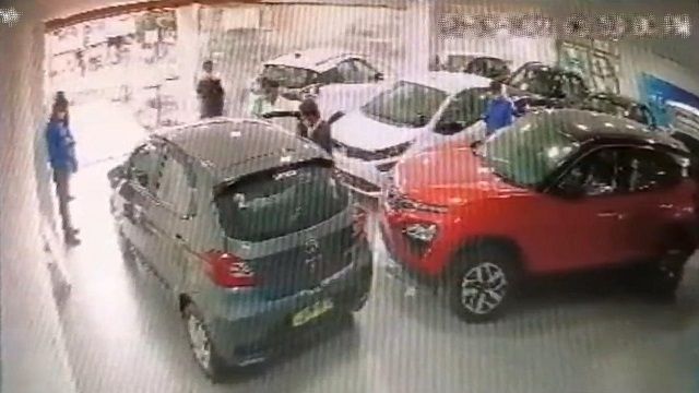 [動画0:54] 車の購入から事故までの走行距離、数メートルｗｗｗ