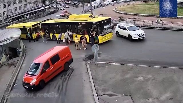 [動画0:08] 乗客が押す故障バス、衝突事故を起こす
