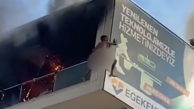 [動画0:46] 火災が発生、裸の男性が逃げ遅れる