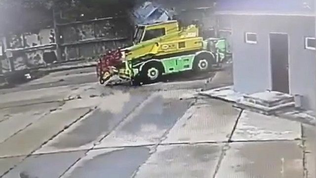 [動画0:28] 映画みたい？猛スピードで塀を突き破る車