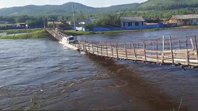 [動画0:26] 洪水で橋が流され困った！歩行者用の吊り橋渡ったろ！→結果