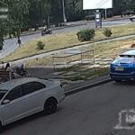 [動画0:19] 猛スピードで車に衝突するバイク、ライダーが飛んでいく