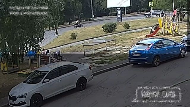 [動画0:19] 猛スピードで車に衝突するバイク、ライダーが飛んでいく