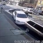 [動画0:35] 飲酒運転の男、親子を巻き込み建物に突っ込む
