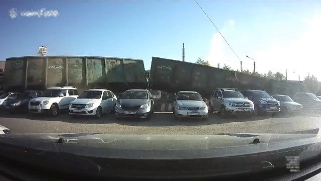[動画1:03] 貨車が脱線、駐車中の車を潰していく