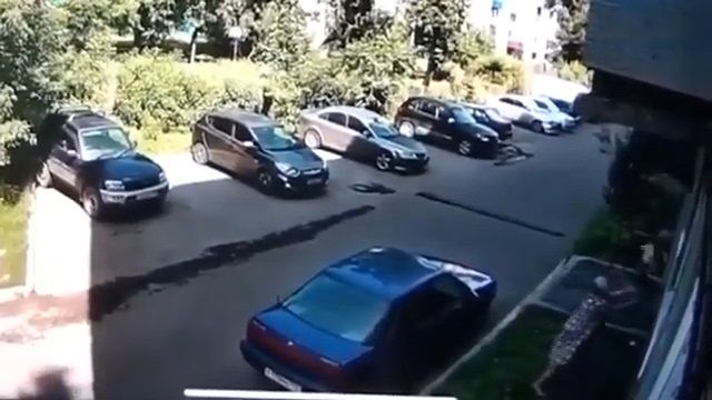 [動画0:30] 64歳の女性、転落した子供をキャッチ