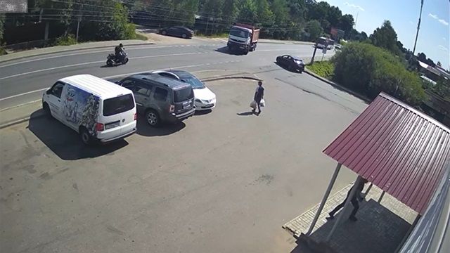 [動画0:11] 猛スピードのバイク、左折するトラックに激しく衝突