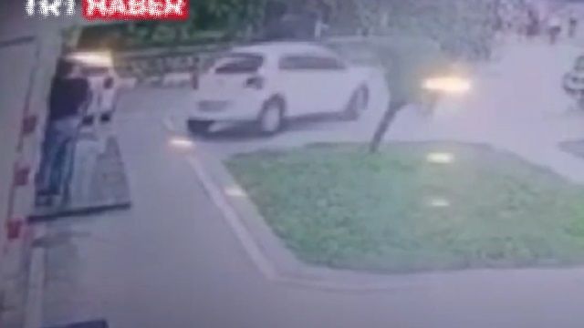 [動画0:43] バックで駐車、アクセルを踏み間違えて歩行者を襲う